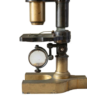 Pequeño microscopio de bronce