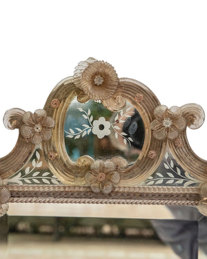 Espejo veneciano con decoraciones florales. Italia. Siglo XIX