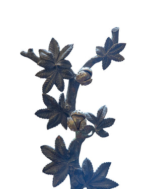 Morillos y barra de chimenea con decoración de ramas de castaño. Final siglo XIX