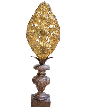 Pareja de exvotos italianos en chapa dorada recortada y base de madera policromada. Finales siglo XVIII