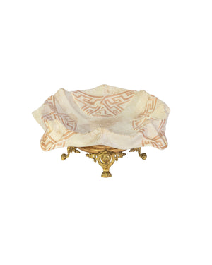 Frutero de porcelana “trompe l’Oeil” con forma de pañuelo de Sarreguemines montado sobre pie de latón