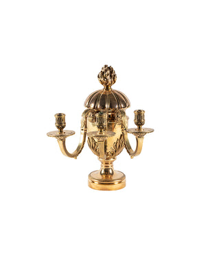 Pareja de candelabros con tres portavelas en bronce dorado