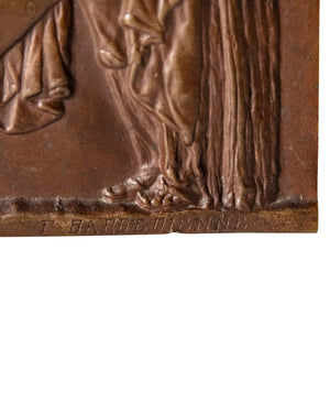 Placa de bronce con representación griega
