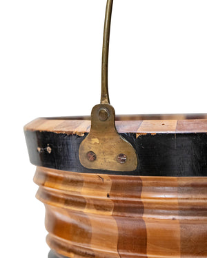 Cubo de madera tallada tricolor con herrajes de latón para carbón