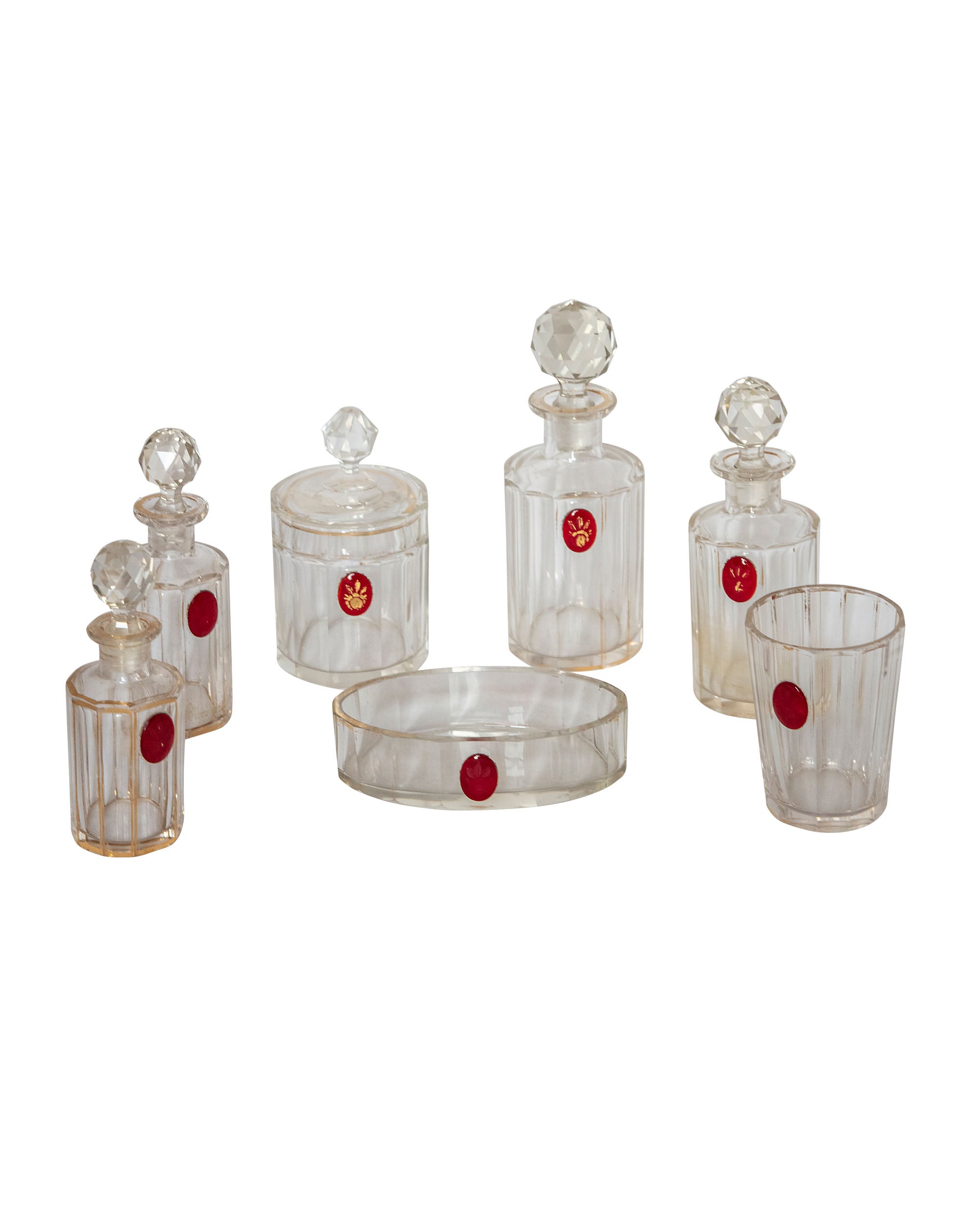 Set pour salle de bains composé de six pièces fait en verre avec un bord doré et un sceau en verre rouge
