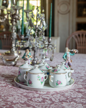 Ensemble de six cremiers en porcelaine avec des motifs florales avec assiette