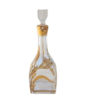 Set de ocho vasos y dos botellas de licor de cristal y pintura dorada con motivos florales con bandeja