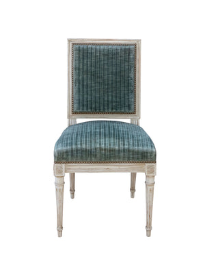 Conjunto de doce sillas en laca blanca y tapicería original de Rubelli. Estilo Luis XVI. Francia. Siglo XVIII