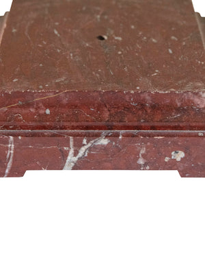 Base cuadrada tallada de mármol rojo