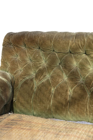 Sofá con respaldo de terciopelo verde y asiento de arpillera con estructura vista de madera