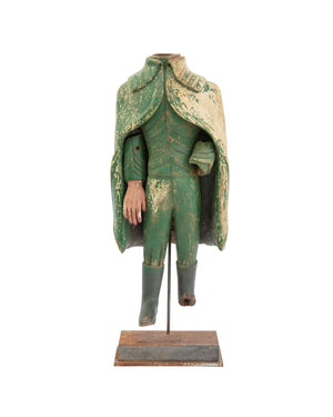 Statue représentant le corps d'un soldat avec une couche en bois sur une socle