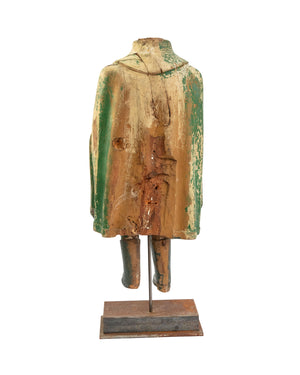 Estatua de cuerpo de soldado con capa de madera sobre peana
