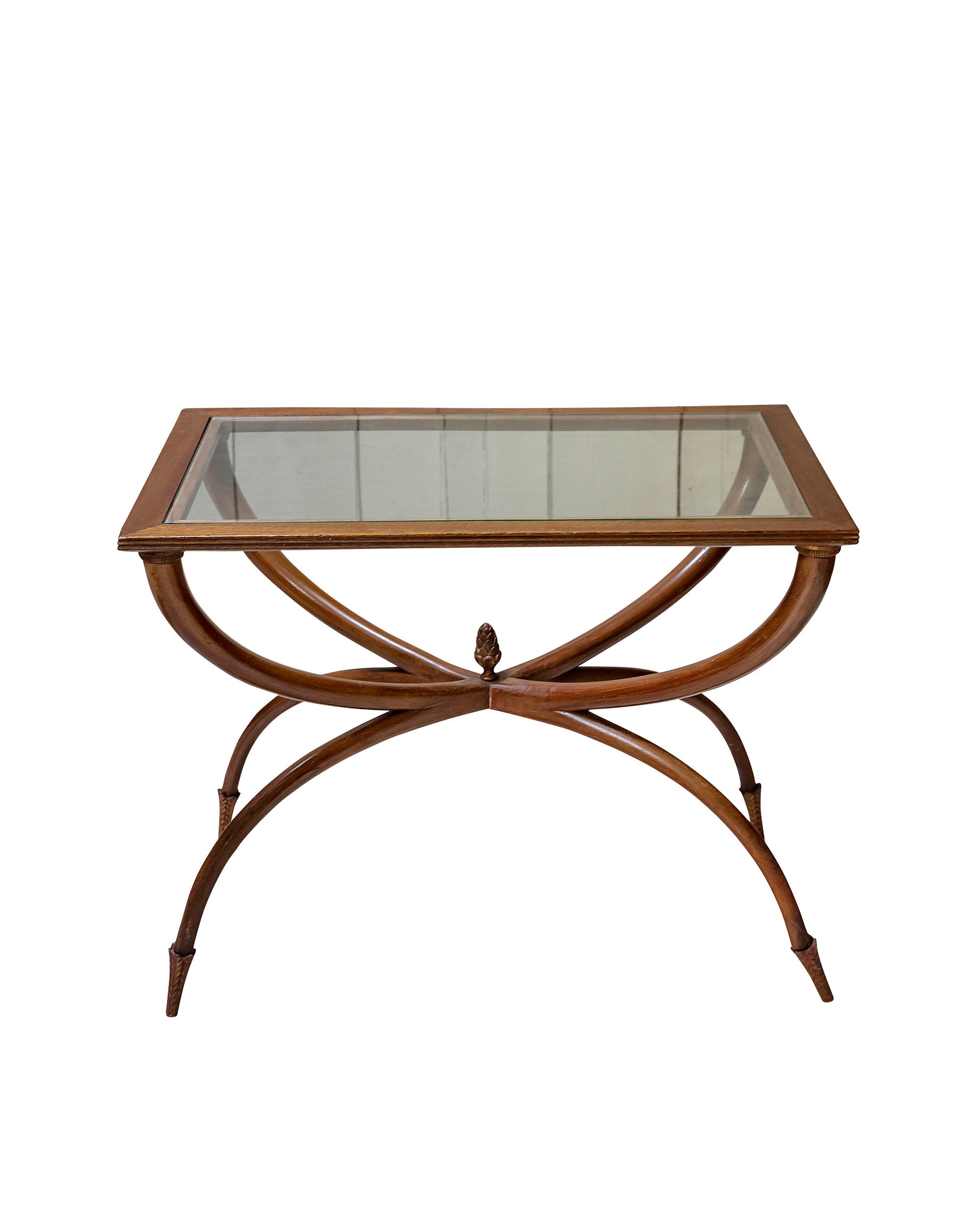 Mesa auxiliar de madera tallada y tapa de cristal con patas circulares. Principios siglo XX