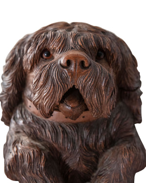 Pot à tabac en bois sculpté en forme de chien. Forêt Noire. XIXème siècle