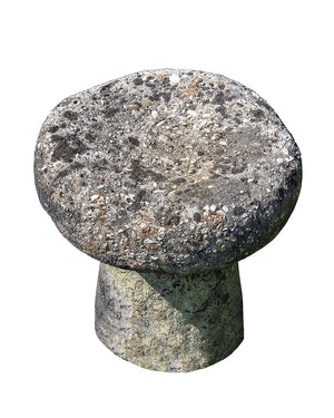 Taburete de cemento con forma de champiñón