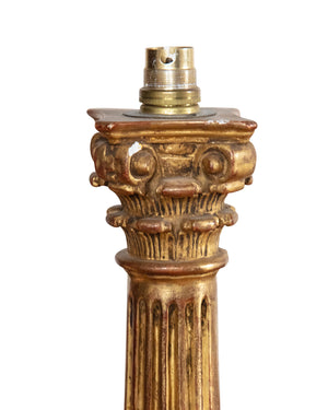 Lámpara de mesa con columna dorada realizada en madera. Final siglo XIX
