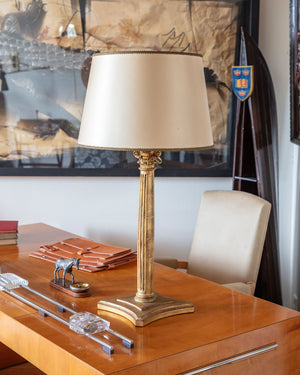Lámpara de mesa con columna dorada realizada en madera. Final siglo XIX