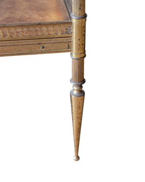 Pareja de mesas auxiliares "Maison Jansen" fabricadas en latón y cuero