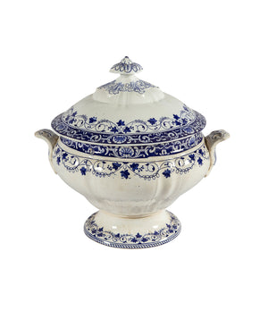 Jules Vieillard porcelain tableware. Bordeaux. Louis XV. 64 pieces