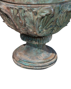 Paire de vase en bronze patiné
