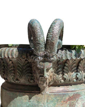 Pareja de vasijas de bronce patinado
