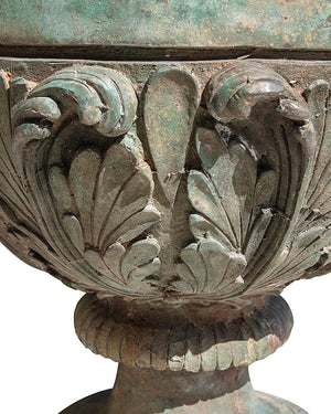 Paire de vase en bronze patiné